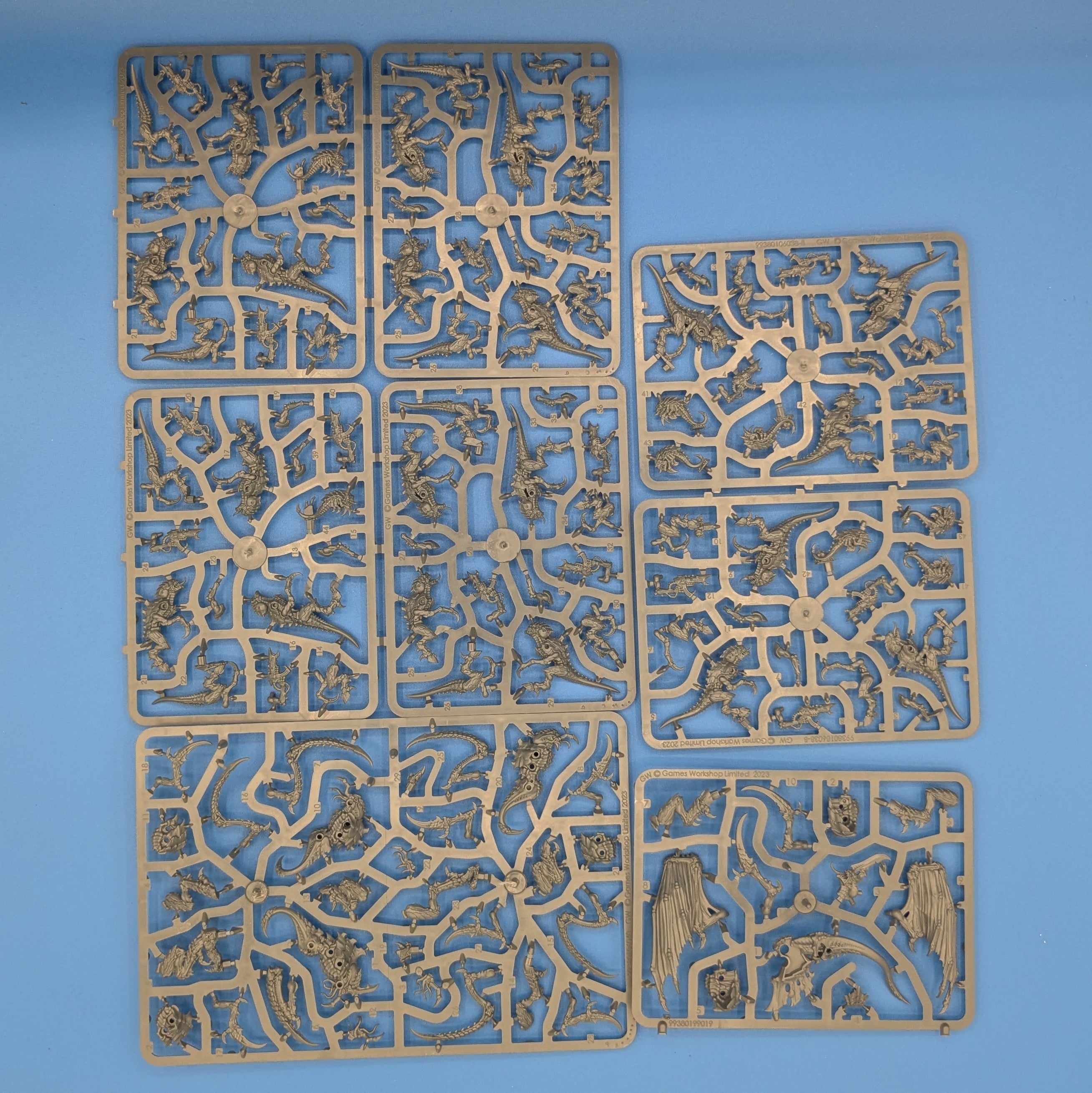 40K: Tyranids - Combat Patrol (32 Miniatures) (USED) (On Sprue no bases) Lot 1